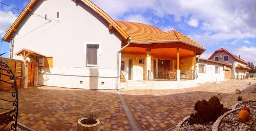 Sarvar Apartment | Eco-Friendly Aranyhal Apartman with Hot Tub & Breakfast