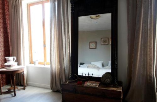 Montfaucon d'Argonne Bed & Breakfast | Experience Relaxation at Arara with Pool and Dining
