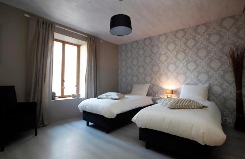 Montfaucon d'Argonne Bed & Breakfast | Experience Relaxation at Arara with Pool and Dining