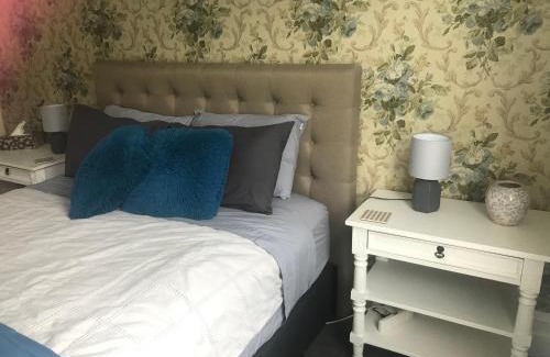 Carterton Villa | Relaxing Aratahi Cottages - West Wing with Oceanfront Views