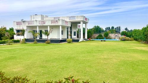 Khattalwada House | Aravali hill view farm