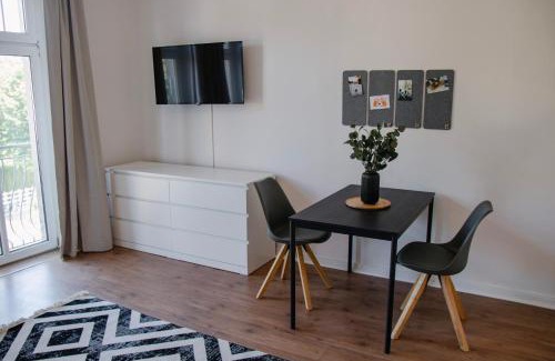 Schlangenluch Apartment | Convenient Arbio Grünheide Monteurzimmer with Parking