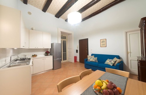 Quartieri Spagnoli Apartment | Top-Rated Arbiter Apartments - L'amphora with Family Amenities