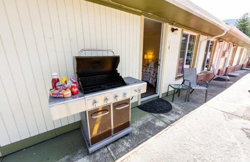 Oakridge Hotel | Cozy Arbor Inn Motel Oakridge - Pet and Child Friendly Stay