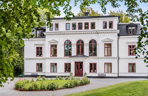 Musko House | Discover Arbottna Herrgård: Lake & Ocean Views Await