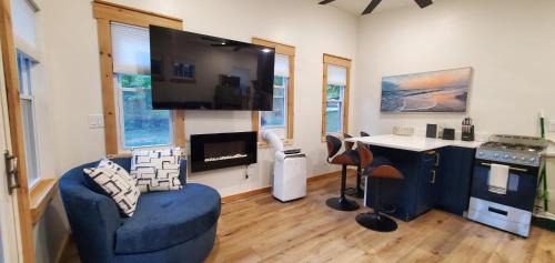 Mayfield House | Experience Arbutus Lake: 3 Bedroom Cottage with Ocean Views