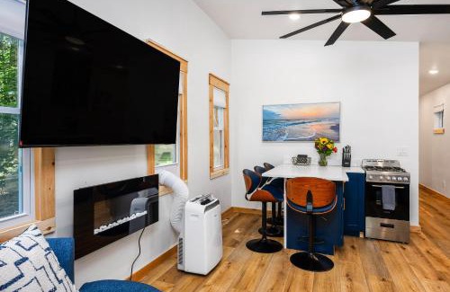 Mayfield House | Experience Arbutus Lake: 3 Bedroom Cottage with Ocean Views