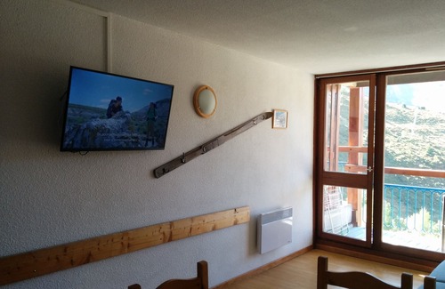 Arc-2000 Apartment | Inviting Arc 2000 Studio with Direct Run Access & Balcony