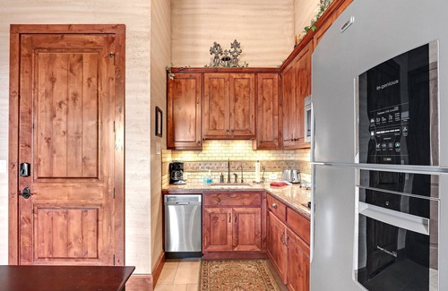 Johnson City Hotel | Inviting Arc de Texas - Joan of Arc Suite with Hot Tub