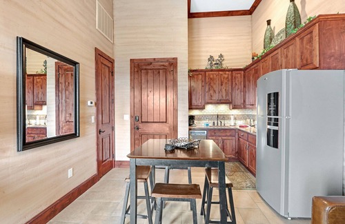 Johnson City Hotel | Inviting Arc de Texas - Joan of Arc Suite with Hot Tub