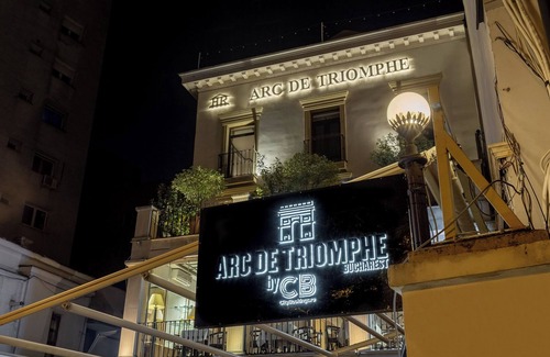 Sector 1 Apartment | Discover Arc de Triomphe: Family-Friendly with Breakfast