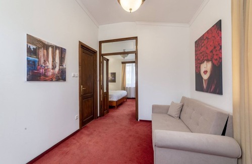 Sector 1 Apartment | Discover Arc de Triomphe: Family-Friendly with Breakfast