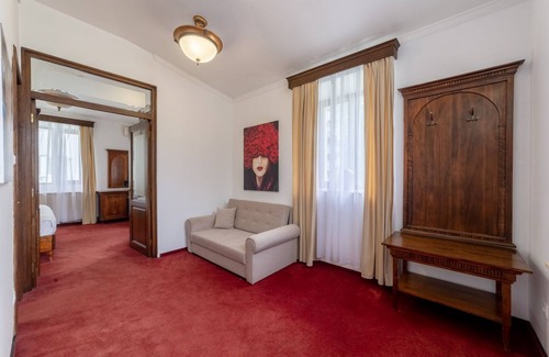Sector 1 Apartment | Discover Arc de Triomphe: Family-Friendly with Breakfast