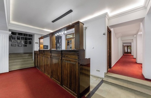 Sector 1 Apartment | Discover Arc de Triomphe: Family-Friendly with Breakfast