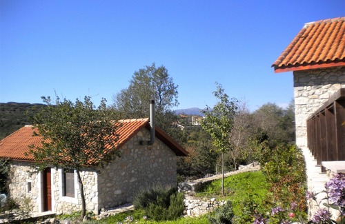 Fokiano House | Inviting Arcadian Stone House with Breakfast & Family Amenities