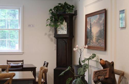Sunderland Hotel | Experience Comfort at Arcady Mountain Motor Lodge