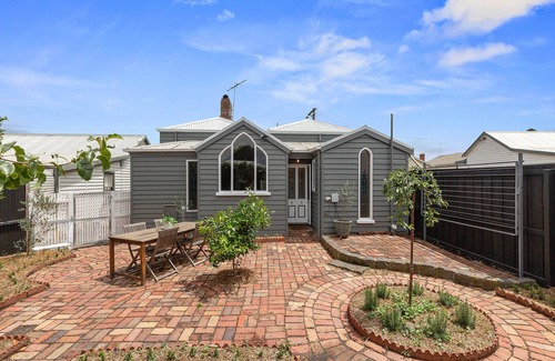Geelong West House | Arcasia Cottage: Central Location with King Bed & Breakfast