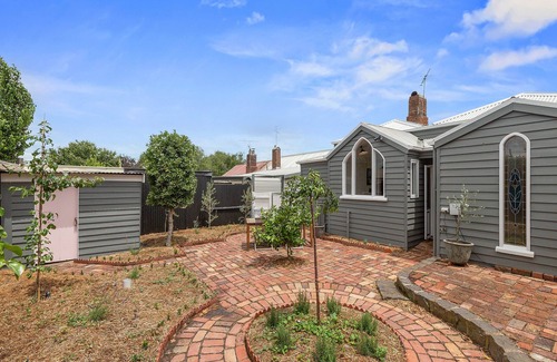 Geelong West House | Arcasia Cottage: Central Location with King Bed & Breakfast