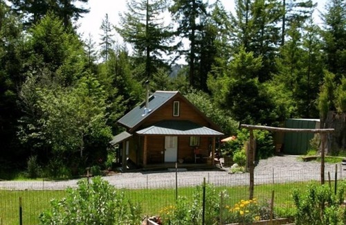 Butte Cabin | Arcata Cabin Retreat: Hot Tub & Scenic Redwoods Escape