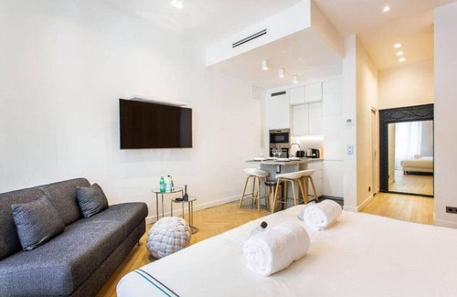 Chaillot Apartment | Cozy Stay Near Arc De Triomphe & Trocadero with Breakfast