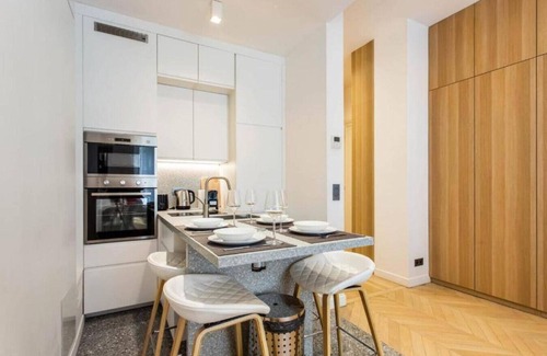 Chaillot Apartment | Cozy Stay Near Arc De Triomphe & Trocadero with Breakfast