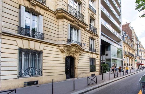 Chaillot Apartment | Cozy Stay Near Arc De Triomphe & Trocadero with Breakfast
