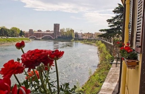 San Zeno Apartment | Pet-Friendly Retreat at Arches House 2 - Guest Rated 9.8