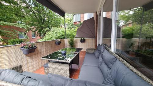 Geesthacht Apartment | ARCHIPEL - Modern Balcony Retreat Near Hamburg with Smart TV