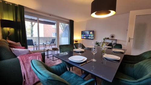 Geesthacht Apartment | ARCHIPEL - Modern Balcony Retreat Near Hamburg with Smart TV