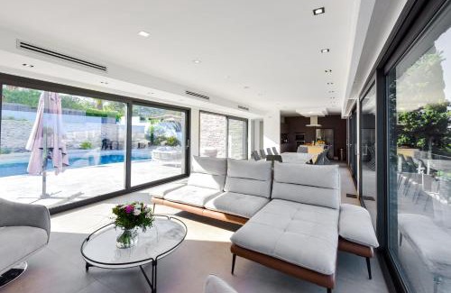 Mandelieu-La-Napoule Villa | Elegant Villa with Heated Pool, Perfect for Family Getaways