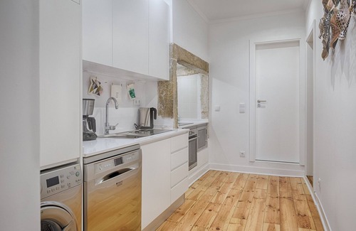 Misericordia Apartment | Discover an Architectural Gem in Bica with Spa & Breakfast