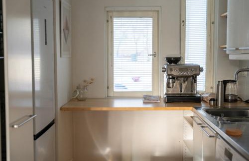 Keskinen District House | Architectural townhouse with sauna and patio