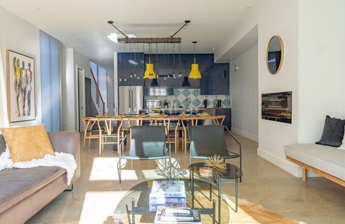 Knox - Henderson House | Unique Architectural Home in Dallas with Breakfast Included