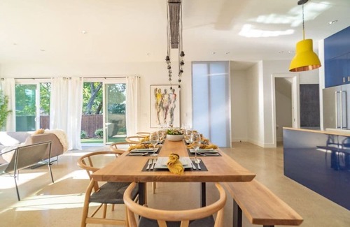 Knox - Henderson House | Unique Architectural Home in Dallas with Breakfast Included
