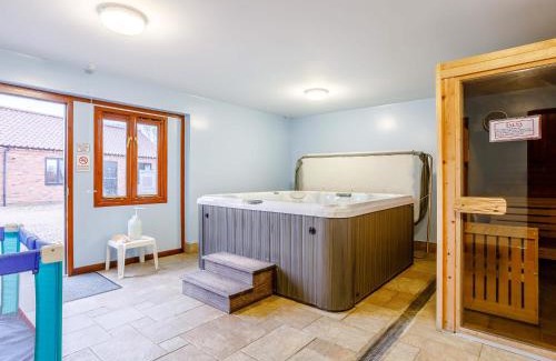 Runcton Holme House | Experience Archway Barn: Family-Friendly Retreat with Pool