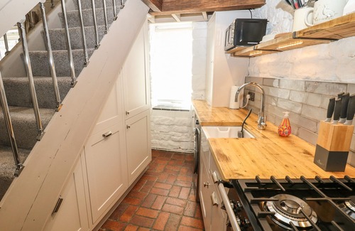 Crich Cottage | Cozy Archway Cottage in Crich with Pet-Friendly Amenities