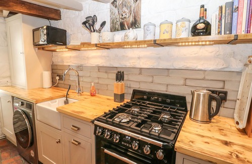 Crich Cottage | Cozy Archway Cottage in Crich with Pet-Friendly Amenities