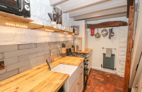 Crich Cottage | Cozy Archway Cottage in Crich with Pet-Friendly Amenities