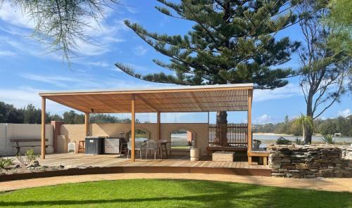 Burrill Lake Hotel | Oceanfront Escape at The Edgewater in Burrill Beach