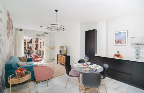 Leon XIII-Los Naranjos Apartment | Elegant Arco Macarena Suite: 4-Star Stay for Families
