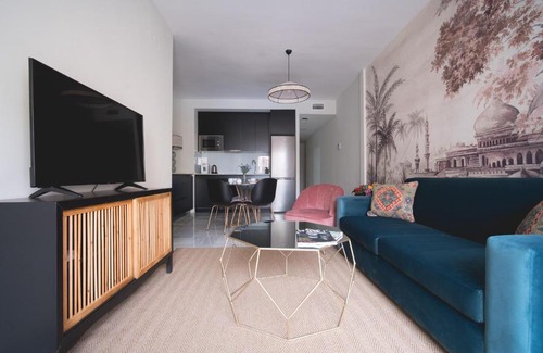 Leon XIII-Los Naranjos Apartment | Elegant Arco Macarena Suite: 4-Star Stay for Families