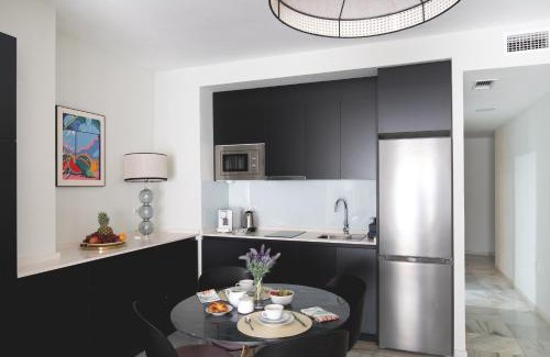 Leon XIII-Los Naranjos Apartment | Elegant Arco Macarena Suite: 4-Star Stay for Families