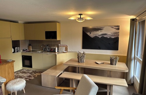 Arc-2000 Apartment | New Arcs 2000 Apartment: Steps from Slopes with Spa Access