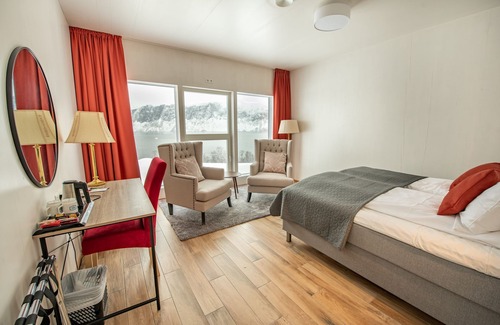 Lyngen Hotel | Experience Arctic Panorama Lodge: Oceanfront Bliss Awaits