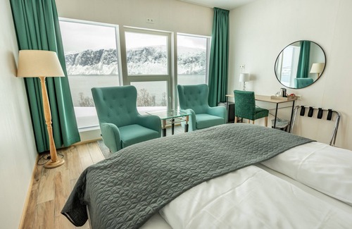 Lyngen Hotel | Experience Arctic Panorama Lodge: Oceanfront Bliss Awaits