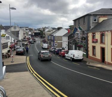 Dungloe Apartment | Oceanfront Ard Cashel: Pet-Friendly Retreat with Breakfast