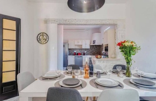 Pont-Saint-Esprit Villa | Relaxing Retreat at Ardeche in Provence with Shady Park