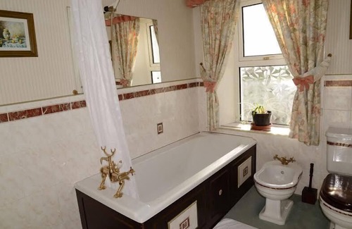 Castlederg Bed & Breakfast | Tranquil Ardgort Country House: Top-Rated Family Retreat