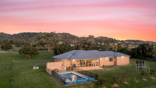Moore Creek House | Ardington - 4-Bed Pet-Friendly with Pool