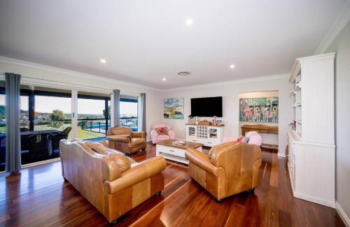 Moore Creek House | Ardington - 4-Bed Pet-Friendly with Pool